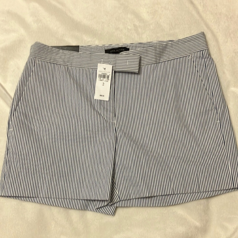 NWT Ann Taylor White/Blue Devin Straight Fit City Shorts Size 2